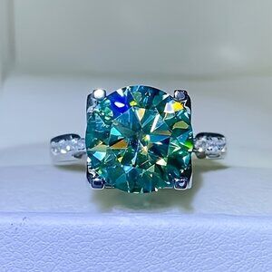 S925 Silver 5 carat green Moissamite ring, four claw ox head style